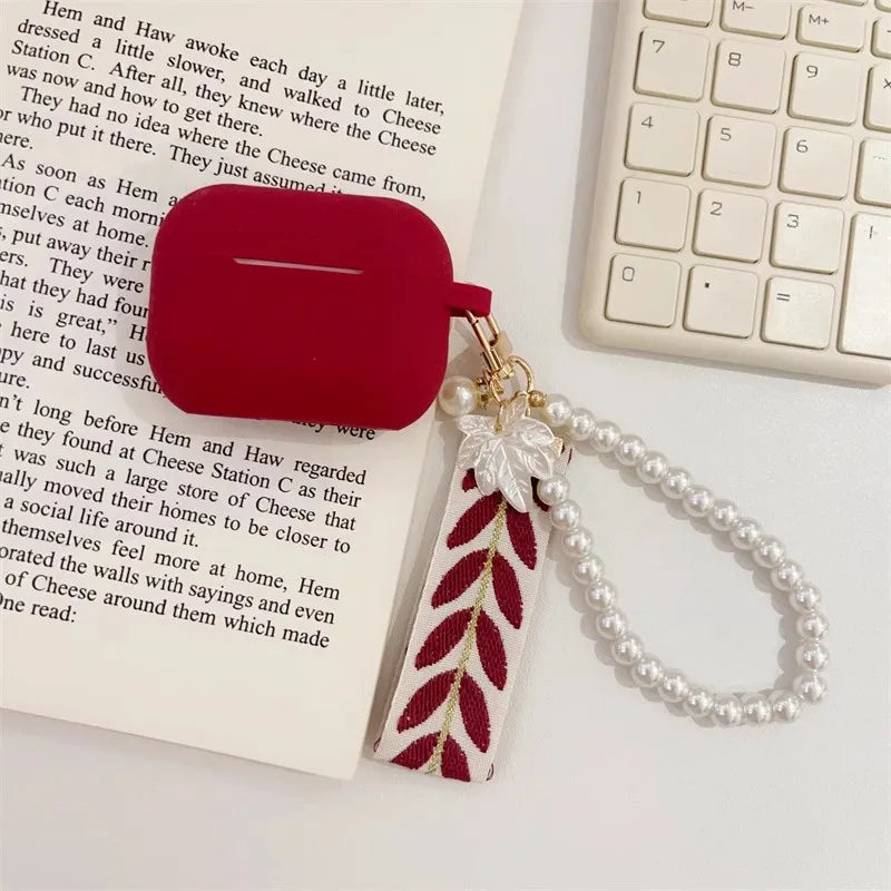 Weinrote Silikonhülle mit Rosenanhänger für AirPods