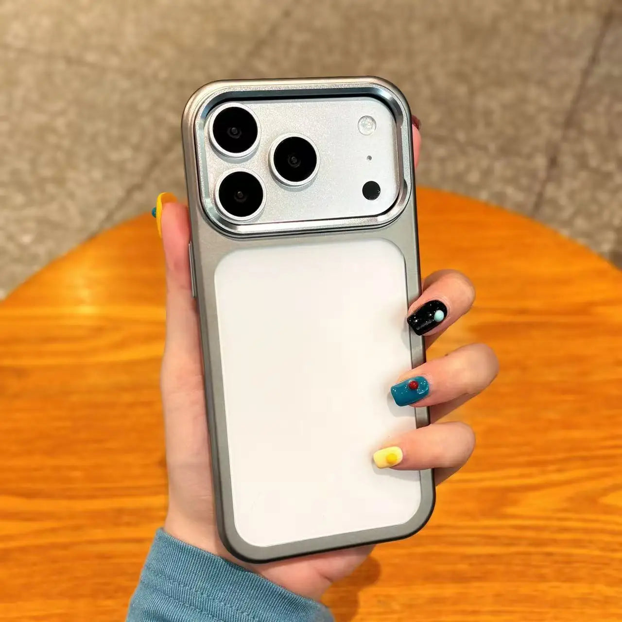 Matte transparente iPhone 17 Hülle mit Metallrahmen