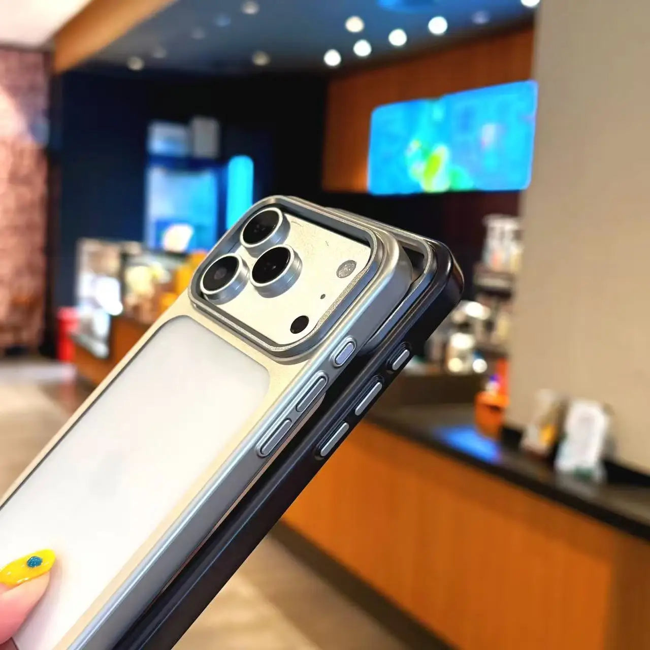 Matte transparente iPhone 17 Hülle mit Metallrahmen